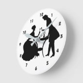Silhouetten von viktorianischen Männern und Frauen Runde Wanduhr (Winkel)