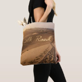 Silk Road Desert Landscape Typography Art Tasche (Von Nahem)