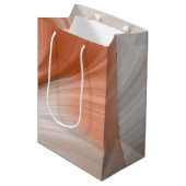 Silky Furl Touch Peach Mittlere Geschenktüte (Vorderseite Schrägansicht)