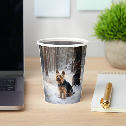 Silky Terrier lässt es Weihnachten schnee Pappbecher (InSitu)