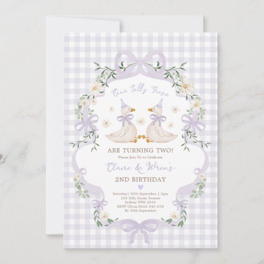 Silly Geese Twins Purple Bow Gingham Birthday Einladung (Vorderseite)