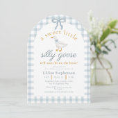 Silly Goose Blue Bow Duck Gingham Baby Shower Arch Einladung (Stehend Vorderseite)