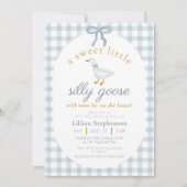Silly Goose Blue Bow Duck Gingham Baby Shower Einladung (Vorderseite)
