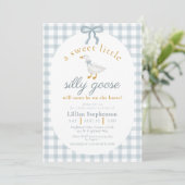 Silly Goose Blue Bow Duck Gingham Baby Shower Einladung (Stehend Vorderseite)