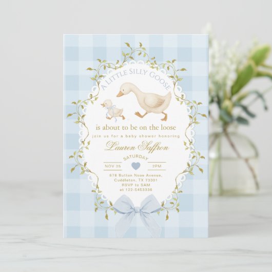 Silly Goose Blue Gingham Baby Boy Shower Einladung (Stehend Vorderseite)