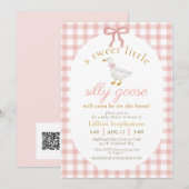 Silly Goose Blush Pink Gingham Baby Shower QR Code Einladung (Vorne/Hinten)