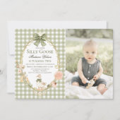 Silly Goose Floral Green Gingham Birthday Photo Einladung (Vorderseite)