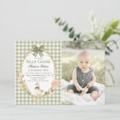 Silly Goose Floral Green Gingham Birthday Photo Einladung (Stehend Vorderseite)