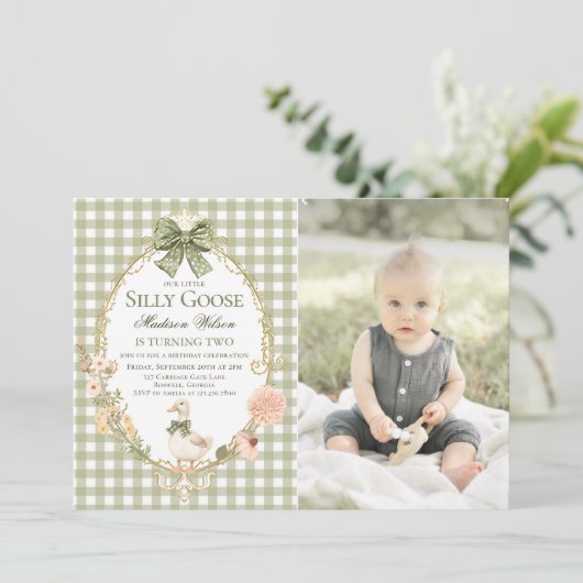 Silly Goose Floral Green Gingham Birthday Photo Einladung (Stehend Vorderseite)