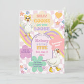 Silly Goose on the Loose Birthday Einladung (Stehend Vorderseite)