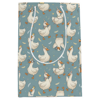 Silly Goose Party – Blue Background with Feathers Mittlere Geschenktüte