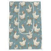 Silly Goose Party – Blue Background with Feathers Mittlere Geschenktüte (Rückseite)