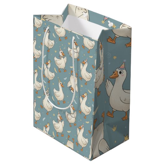 Silly Goose Party – Blue Background with Feathers Mittlere Geschenktüte (Rückseite Schrägansicht)