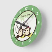 Silly Monkeys Wall Clock - Boy and Girl Monkey Runde Wanduhr (Winkel)