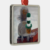 Silly Squirrel with Green Striped Hat Ornament Aus Metall (Rechts)