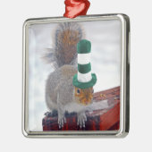 Silly Squirrel with Green Striped Hat Ornament Aus Metall (Links)