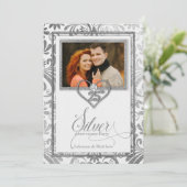 Silver 25. Wedding Anniversary Custom Foto Einladung (Stehend Vorderseite)