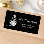 Silver and Black Christmas Gift Adressaufkleber<br><div class="desc">Dieses elegante und schicke Adressetikett zeichnet sich durch einen silbernen Band Weihnachtsbaum mit einem Geschenk aus. Der Text kombiniert handgeschriebene Skripte mit modernen serifenlosen Schriftart für ein elegantes und raffiniertes Aussehen. Der fallende Schnee, Schneeflocken und Glitzern geben eine festliche und magische Touch. Das ist perfekt für Weihnachten und die Ferienzeit....</div>