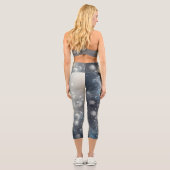 Silver and Blue Snowflake Winter Capri Leggings (Rückseite)