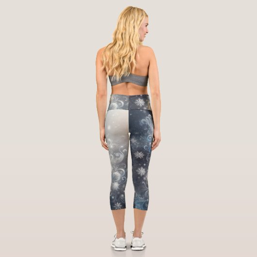 Silver and Blue Snowflake Winter Capri Leggings (Rückseite)