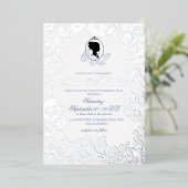 Silver and Dusty Blue Floral Elegante Wedding Folieneinladung (Stehend vorne)