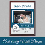 Silver Anniversary 25 Jahre Foto-Namen blau Awardplakette<br><div class="desc">Silber Jubiläum halten Sake aus Holz plaque. Ein Geschenk für das glückliche Paar feiert 25 Jahre zusammen. Fügen Sie ein Foto,  Namen und das festgestellte Datum / Jahr hinzu. Weiß,  blau und grau mit den Herzen der Liebe.</div>