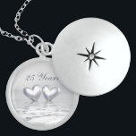 Silver Anniversary Hearts Medaillon<br><div class="desc">Locket mit meinem einfachen Computerwerk von zwei Silberherzen, die auf Wasser schwimmen. Anpassbarer Text sagt "25 Jahre".</div>