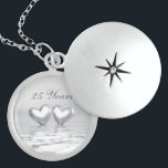 Silver Anniversary Hearts Medaillon<br><div class="desc">Locket mit meinem einfachen Computerwerk von zwei Silberherzen,  die auf Wasser schwimmen. Anpassbarer Text sagt "25 Jahre".</div>