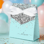 Silver Aqua Aquamarin Blue Girl Glitzer Monogram Geschenkschachtel<br><div class="desc">Silber und Aquamarin Aqua Blue Sparkle Glitzer Monogram Name and Initial Paper Party Geschenkboxen Das macht den perfekten 16 Geburtstag,  Hochzeit,  Brautparty,  Jubiläum,  Babydusche oder Junggeselinnen-Abschied Geschenk für jemanden,  der Glanz Luxus und Chic Stil Lieben.</div>