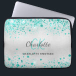 Silver aquamariner Glitzer grüne Monogrammbezeichn Laptopschutzhülle<br><div class="desc">Ein stilvolles,  modernes Imitat silbermetallices Ambiente. Dekoriert mit aquamarinen,  meergrünen Imitaten Glitzer Staub. Personalisieren und fügen Sie Ihren Vornamen,  Monogramm-Initialen und vollständigen Namen. Der Name wird mit einem handgeschriebenen Stilskript geschrieben.</div>