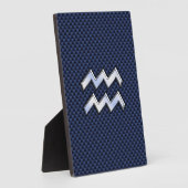 Silver Aquarius Schild auf Navy Blue Carbon Fibre Fotoplatte (Seite)