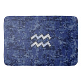 Silver Aquarius Zodiac Sign Navy Blue Digital Camo Badematte (Vorderseite)