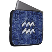 Silver Aquarius Zodiac Sign Navy Blue Digital Camo Laptopschutzhülle (Vorne Rechts)
