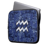 Silver Aquarius Zodiac Sign Navy Blue Digital Camo Laptopschutzhülle (Vorderseite Links)