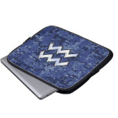 Silver Aquarius Zodiac Sign Navy Blue Digital Camo Laptopschutzhülle (Vorne Knopf)