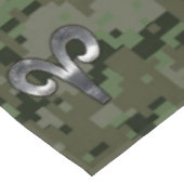 Silver Aries Zodiac-Symbol auf der grünen digitale Tischdecke (Schrägansicht)