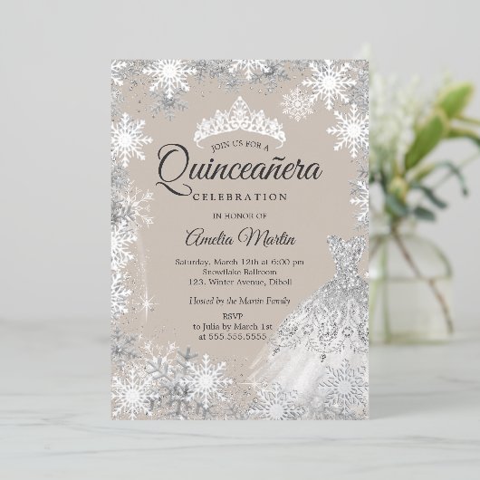 Silver Beige Winter Snowflake Quinceanera Folieneinladung (Stehend vorne)
