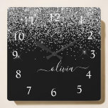 Silver Black Glitzer Script Monogram Girenname<br><div class="desc">Monogram Name Clock für den Silver- und Black Sparkle Glitzer Script. Das macht den perfekten 16 Geburtstag,  Hochzeit,  Brautparty,  Jubiläum,  Babydusche oder Junggeselinnen-Abschied Geschenk für jemanden,  der Lieben glamourösen Luxus und schicke Stile.</div>