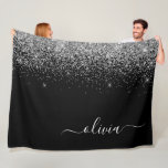 Silver Black Glitzer Script Monogram Girenname Fleecedecke<br><div class="desc">Schwarz und Silber Sparkle Glitzer Script Monogram Name und Initial Fleece Blanket. Das macht den perfekten 16 Geburtstag,  Hochzeit,  Brautparty,  Jubiläum,  Babydusche oder Junggeselinnen-Abschied Geschenk für jemanden,  der Lieben glamourösen Luxus und schicke Stile.</div>