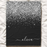 Silver Black Glitzer Script Monogram Girenname Fleecedecke<br><div class="desc">Silver und Black Sparkle Glitzer Script Monogram Name und Initial Fleece Blanket. Das macht den perfekten 16 Geburtstag,  Hochzeit,  Brautparty,  Jubiläum,  Babydusche oder Junggeselinnen-Abschied Geschenk für jemanden,  der Lieben glamourösen Luxus und schicke Stile.</div>