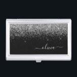 Silver Black Glitzer Script Monogram Girenname Visitenkarten Dose<br><div class="desc">Schwarz und Silber Sparkle Glitzer Script Monogram Name Business Card Holder. Das macht den perfekten 16 Geburtstag,  Hochzeit,  Brautparty,  Jubiläum,  Babydusche oder Junggeselinnen-Abschied Geschenk für jemanden,  der Lieben glamourösen Luxus und schicke Stile.</div>
