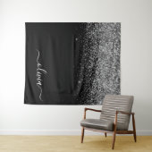 Silver Black Glitzer Script Monogram Girenname Wandteppich (Beispiel (Horizontal))