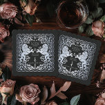 Silver Black Royal Lion Mittelalterliche Hochzeit Untersetzer<br><div class="desc">Fügen Sie Ihrem Tischfußball königlichen Charme hinzu! Diese individuellen Hochzeitsfeier-Untersetzer zeichnen sich durch ein majestätisches Löwen- und Blumendesign mit Ihren Namen und Monogramm aus, alle in luxuriösem Silber vor schwarzem Hintergrund. Ideal für eine mittelalterliche Fantasy-Feier mit zeitloser Eleganz! Das Silber dieses Artikels ist NICHT reale Folie und wird in flachen...</div>