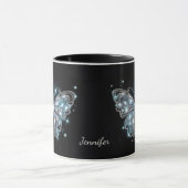 Silver Blue Fantasy Butterfly auf schwarz Tasse (Zentrum)