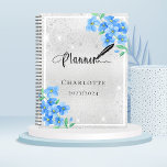 Silver blue floral name Termin 2024 Planer<br><div class="desc">Ein Imitat silber metallisch aussehender Hintergrund,  mit blauen vergessenen-nicht-floralen,  Blume. Imitate Glitzer Staub. Personalisieren und fügen Sie ein Jahr,  Name und Titel.</div>