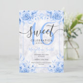 Silver Blue Floral Sweet 16 Marmor Glitzer Einladung (Stehend Vorderseite)
