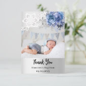 Silver blue florals Junge Cross Taufe Foto Dankeskarte (Stehend Vorderseite)