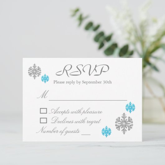Silver Blue Snowflake Winter Wedding RSVP Card Einladung (Stehend Vorderseite)