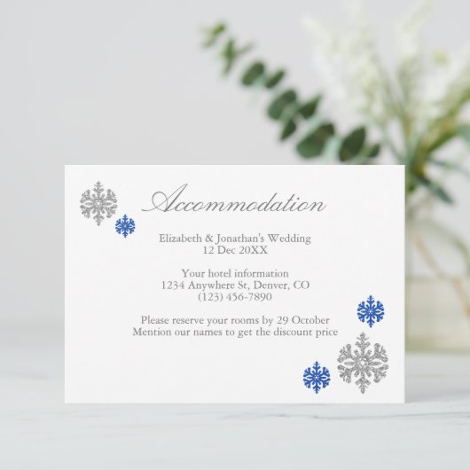 Silver Blue Snowflake Winterunterkunft Card Einladung (Stehend Vorderseite)