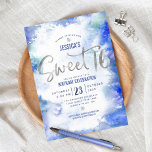 Silver Blue Watercolor Sweet 16 Birthday Modern Einladung<br><div class="desc">"Happy Sweet 16". Schicken Sie diese atemberaubende, einfache, festliche, moderne, personalisierte Party Einladung für eine Veranstaltung, an die Sie sich erinnern können. Funkelnd silberne Imitate Folie Typografie Skript überlagert einen königsblauen Aquarellhintergrund. Personalisieren Sie den benutzerdefinierten Text mit dem Namen Ihrer Tochter und anderen Party-Details. Ideal für die aufstrebende Fashionista, die...</div>